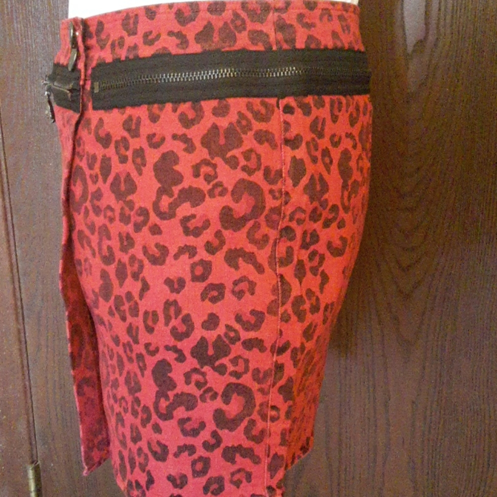 Iron Fist Red Flag Skirt❤🖤 - Picture 5 of 14